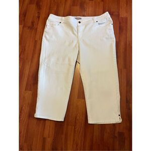 Chico’s White Capris Jeans. Size 3 = 18.